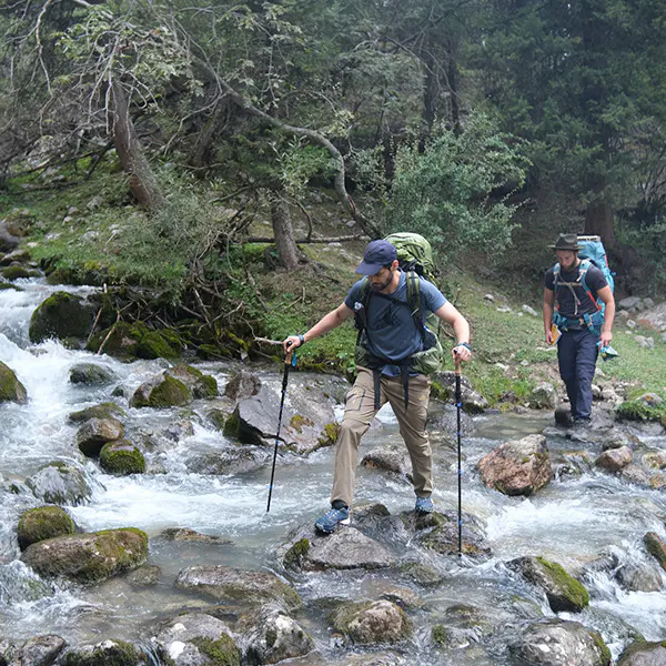 Twee mannen die een rivier aan het oversteken zijn